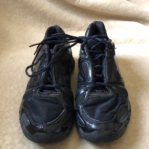 Reebok Zig Tech Athletic shoe! Size 7, Black with patent accents!